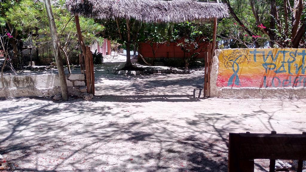 Twisted Palms Lodge & Restaurant Bwejuu Dış mekan fotoğraf
